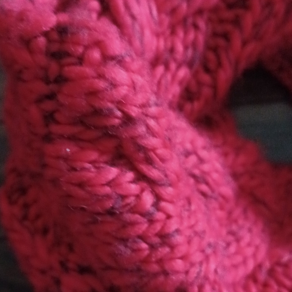 Beautiful red chunky knit infinity scarf - Picture 3 of 4